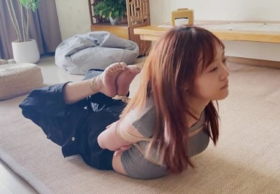 【奥特曼】绳艺日常分享，你们见过能把自己的腰折叠起来的妹子吗？