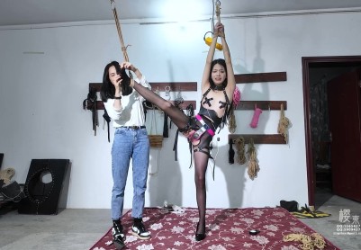【樱束原创】《女王也会沦陷》女王也有低下头求饶的这一天！女王被踮脚单脚吊起鞭打/疯狂挠痒痒到卑微求饶！跳D贴胸棒棒刺激震到全身发麻多次羞耻强G！把她的臭鞋固定脸上让她好好的...