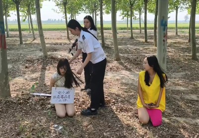 【忘忧社】新场地模特驴驴出演女犯本系列第三部下集，四女囚系列之女S过失杀人贩毒被捕下集，手铐脚镣，连颈连脖镣铐，大场面大制作，四位高颜值模特倾情演绎，剧情饱满过瘾
