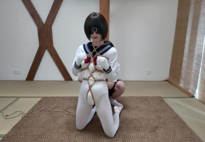【鹿角与猫爪】《雌堕的舞蹈生Ⅱ》今天训练任务是：并肘半吊，握拳包手防止挣脱，保持垫脚站立，弓足训练。菱形紧缚，外加股绳勒紧让叽叽保持兴奋。此次训练需佩戴5.5cm的大口球，加...