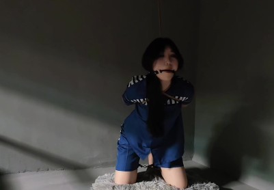 【鑫鑫工作室】新场地高颜值演技好模特吴晗出演贩毒女下集，被卧底帽子抓捕，审讯，因不听话被严加管教，五花大绑，手铐镣铐，押解逮捕，喜欢监狱片的有福啦~