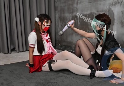 【绳欲club】新模特小月首次出镜 红色水手服 丝袜塞嘴 超多口水打湿胶带 双人游戏 防毒面具放置ZX