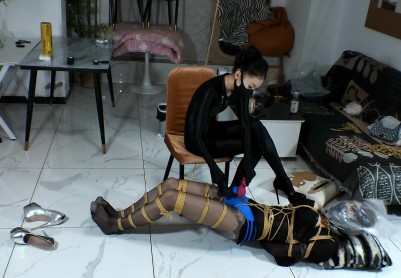 【安安的安】《墨月与安安》油亮夜行墨月吃醋大作战~16厘米银高超狠+按地扭动+全包柱缚！油亮黑丝全身紧缚狂榨39分钟纯纯干货，胶带严密封嘴，榨到最后完全虚脱，挣扎的力气都没有了...