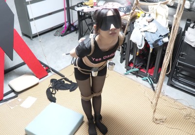 【缚予】线下真实调教之超漂亮大学生新妹子苏苏黑丝乳贴水桶乳夹股绳牵引调教！黑丝乳贴+水桶乳夹放置+股绳牵引+打屁屁SP/打耳光羞辱，妹子居然听说过这个乳夹，刚夹上去的时候还没意...