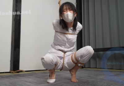 【象人工作室】嗷嗷-护士系列2，并肘直臂，折腿放置，脚上穿着强制踮脚辅助器！