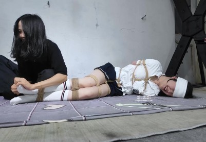 【樱束原创】《绑架学生妹》18岁的新人清纯学生妹苏颖首发！特别害羞的一小姑娘穿着衣服还看不出来发育的特别哇塞！胸特别饱满圆润有弹性全身都是满满的胶原蛋白！小脚也是特别的漂...