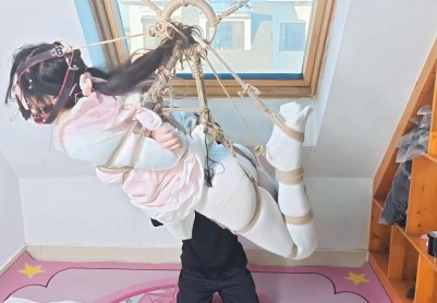 【一颗露露子】白丝双马尾驷马吊，郊狼肆虐粉色心情震D，强制抬头固定感官封闭折磨，飞J杯榨汁驷马放置