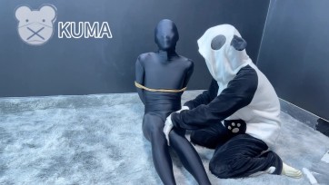 【贝贝熊原创】小m的初次黑色zentai拘束呼控-舔脚-真空袋呼控调教