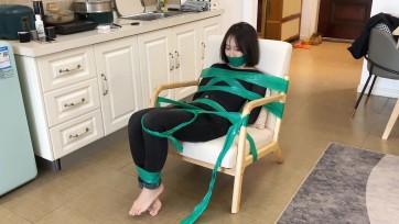 【默示录】【小若】只要一被捆绑起来，小若就巴不得，赶快自己解脱，绿色胶带的椅子束缚~