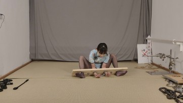 【鑫鑫工作室】小肉臀木枷体验第二部，带着口球被鞭打