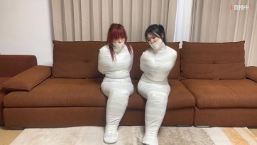 【云雀工作室】《女奴贩卖直播间——丰满木乃伊女奴02》超清画质 吴晗 曼妮 超丰满性感身材 吴晗弄丢女奴 结果自己也被包裹成木乃伊 2个木乃伊蠕动挣扎 打斗 究竟谁会被卖走？全程都有...