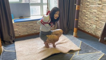 【龙飞绳艺】喜喜自己玩绳子，美丽动人的喜喜玩不好生气了，这个时候绳师出现帮她捆绑，喜喜最后表演一分钟哭戏