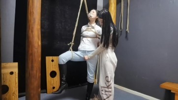 【HD飞天】长靴牛仔裤美艳少妇被女大学生吊缚 虐档玩弄 百合 女女调教