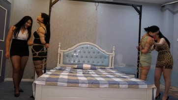 【胜景影视】《车库绑票惊魂》中集 女劫匪将两名美女一左一右绑在窗的铁杆上不断抚摸挑逗