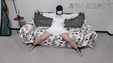 【星视】小姐姐被绑在沙发上用道具戳（2）