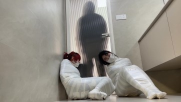 【云雀工作室】完美复刻漫画 《被入室抢劫的美丽母女 下》超人气漫画完美复刻 双人木乃伊捆绑蠕动 求救只有一墙之隔~
