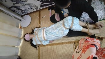 【足利茶茶丸】品白瘦幼萝莉伪娘和服紧缚调教（裸足tk+绳艺+蒙眼+堵嘴+搂抱+亲吻+揉胸）
