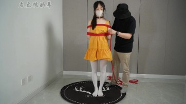 【灰太郎的羊】不服管教的莎莎遭绳子调教【日式➕单腿吊缚➕双腿并捆吊起】，【口枷➕眼罩TK】叫骂不停~