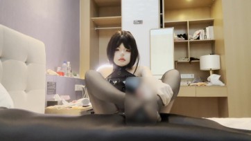 【不吃梨】（kigurumi/黑丝/女上/榨汁/丝足）入替抚媚的娃娃，开始有趣的游戏～