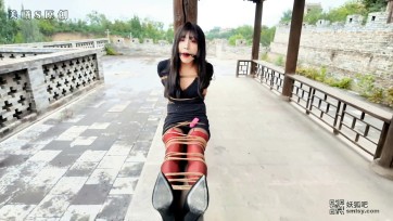【美曦s】最真实的户外捆绑《伪娘户外捆绑调教》风和日丽的一天非常适合在户外，穿着性感的连衣裙加叠穿丝袜加8厘米的高跟鞋绑着足足在外面待到天黑，一身透着骚气的服装