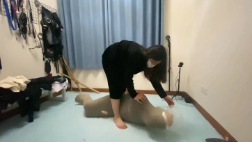 【月亮S】丝袜伪娘全包榨汁，小男娘闷绝地狱