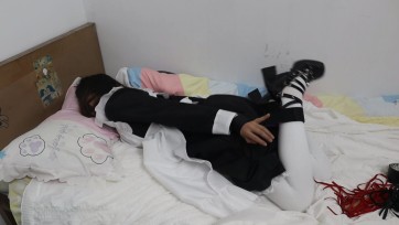 【领玥】超美高跟鞋的白丝女仆手拿鞭子跪在你面前，这么可爱又乖的女仆，还不快用拘束带绑起来玩具搞起再脱下黑带高跟鞋对着可爱的女仆赏赐她几鞭子作为奖励？