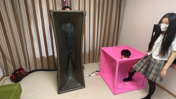 【黑魔法师】颜老师的真实身份是乳胶女博士？其实是乳胶魅魔，颜老师用乳胶真空柜抓住了两个学生，之后颜老师露出真正的面目。双人被真空柜囚禁视频