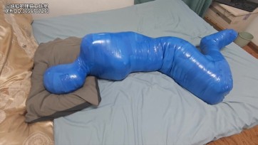 【狸猫工作室】女M折叠式蓝色胶带全包木乃伊，活人偶式的躺在女S大腿上被封闭五官，乳胶头套