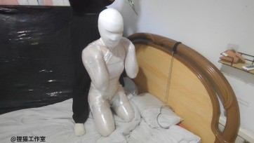 【狸猫工作室】雪白可爱的人形犬全包木乃伊，多层木乃伊，双层zentai+保鲜膜封闭+丝袜头套呼吸训练！下篇