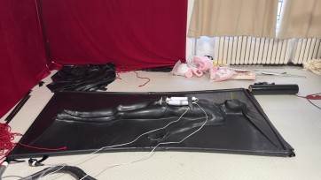 【黑魔法师】小伪娘沐沐的受难记，日式驷马捆绑，然后悬吊，最后被关在真空床里狠狠榨汁了2个小时！！！