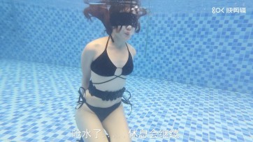 【抱着奶瓶去郊游】超硬核！兔兔水下拘束泳池憋气放置！荧屏首秀，出品即精品，多次呛水~全程无尿点，非重复内容多角度拼凑