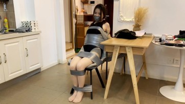【默示录】【小灵】椅子捆绑（上） 用银色胶带，严实地封嘴后，加以固定，一离开，小灵就开始不高兴了，真可爱呐~