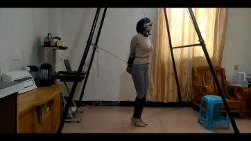【浅浅】挣扎无用，皮革紧缚，脖套，鼻夹，口球，股绳，几乎没有动弹的空间，这些装备估计没人帮忙解开，m就得锁一辈子了
