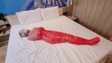 【不言】肉货保鲜膜打底➕pvc胶带全包，全包真是个力气活，弄得我满头大汗，大脚指给她勒上、然后脚尖绷着包起来，主打一个没有最难受只有更难受，包完丝袜套头，放她如死鱼一般自己...