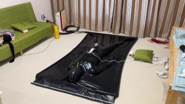 【黑魔法师】接之前胶带脱缚失败的后续，真空床av棒子拘束惩罚一下午，小哥玩脱缚体验失败被关在真空床里面一下午