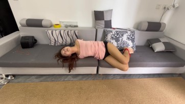 【延江艺束】打晕兄弟 在他面前耍玩他的妹妹 深喉KJ 鞭打凌辱 多体位交合CB(未完待续 情节跌宕起伏 下集保精彩)
