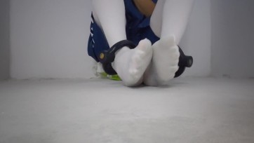 【Bbbttt】在地下室穿白丝囚服戴手铐脚镣，差点被发现（四合一）