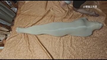 【狸猫工作室】女M八层丝袜全包睡袋木乃伊，项圈收紧，全身扎带勒死，满满勒肉感，完全制作成了人偶，踩踏抚摸坐脸，全身能动的只有脚趾和头部