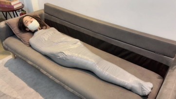 【默示录】小海的胶带全包，挣脱的比较容易，所以，奖励胶带贴自己的嘴巴~