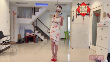 【三五小脚】书瑶 白底带花旗袍 肉色丝袜 红色高跟