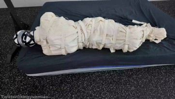 【鹿角与猫爪】埃及式木乃伊——全包身体，胶带加固，帆布睡袋，解缚均有过程。像一条蚕宝宝，一点肉色不留，黑色胶带错综再加固，严厉的呼控。绷带，胶带，帆布睡袋三重全包