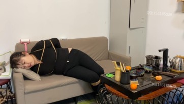 【龙飞绳艺】剧情，对方公司保洁来我公司面试 做卧底，我知道以后把她，迷晕。捆绑 最后掐s