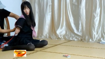 【绳舞飞扬】小美奴洋洋紧缚游戏（JK服爱好者福音）：超长间1小时11分，紧缚的美奴洋洋只好用小脚翻牌陪主人玩牌、输了要小脚捶背、棒棒震阴、TK，吊脚 边呻吟边期待