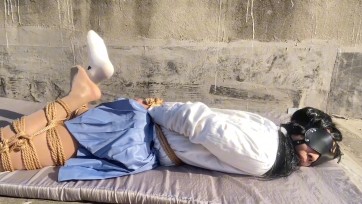【玖喵】肉丝女孩被绑架放置楼顶晒太阳