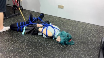 【夜城】初音未来驷马紧缚，绳子在嘴上死死勒紧，口水拉丝滴落，然后把假金金塞入温暖的后面，再用棒棒顶住输出，前面和后面的洞洞都被狠狠折磨，没有一次能舒舒服服地高朝