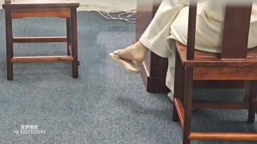 【菠萝摄影】【调教财务刘姐的真实故事】第一集：办公室初识刘姐！超真实偷拍！猥琐！良家少妇！肉色丝袜！短袜！拖鞋！足控福利！超多偷拍丝足特写！
