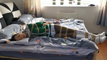 【JS】丝袜销售员 上-凌薇主演-上门推销与色魔-迷晕后身上被密密麻麻的绑着绳子