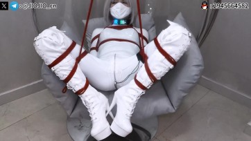 【JIOJIO】乳白全包PU紧身衣白长靴1 红绳紧缚 M字开腿 日式TK 摇椅放置 郊狼电击 震动B强制GC