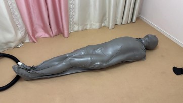 【黑魔法师】丝袜睡袋+乳胶睡袋双重拘束，丝袜超紧的拘束下已经无法动弹，这个时候在家一层真空睡袋会如何？（有捆绑过程）
