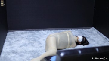 【娜绳工作室】【百合】上身捆好以后（多密集的捆），百合说，确实有些紧，现在把我腿也捆上，我不信挣不脱 下